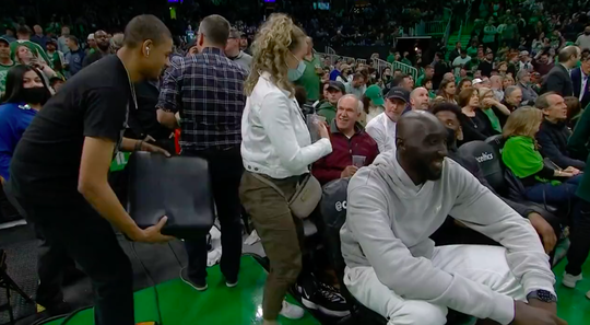 😂🎥 | NBA-fan ziet NIETS door boomlange Tacko Fall en krijgt zitverhoger