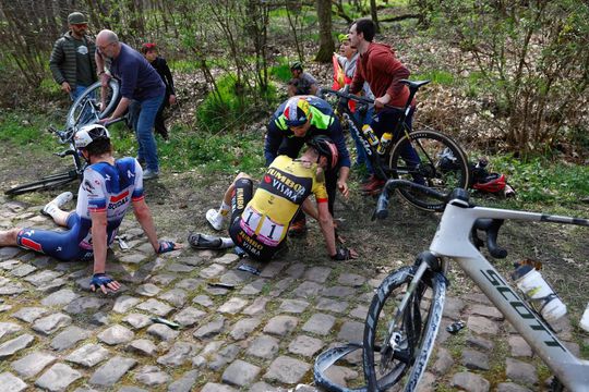 Dylan van Baarle moet Amstel Gold Race missen na valpartij in Parijs-Roubaix