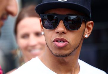 Rugklachten hinderen Lewis Hamilton