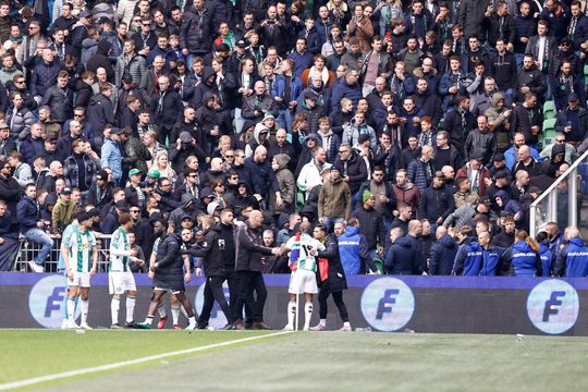 🎥 | De ongeregeldheden bij FC Groningen in beeld: Willems krijgt harde stoot van 'supporter'