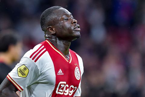 Ajax-trainer Alfred Schreuder zet Brobbey en Blind op de bank in inhaalwedstrijd tegen Vitesse