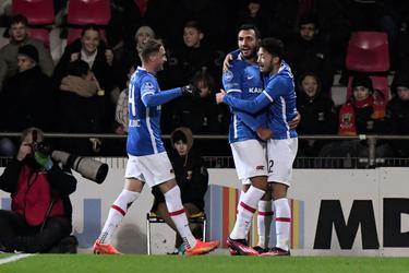 AZ speelt als een koploper in Deventer, Yukinari Sugawara blinkt uit met assists en goal