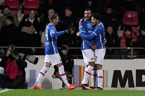 AZ speelt als een koploper in Deventer, Yukinari Sugawara blinkt uit met assists en goal