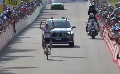 🎥🥹  | Wereldkampioen Remco Evenepoel brengt schitterend eerbetoon aan overleden Gino Mäder