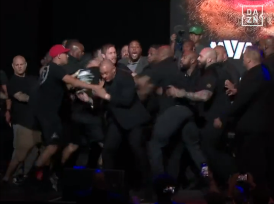 🎥  | Natúúúúrlijk loopt staredown Jake Paul vs. Nate Diaz uit de klauwen: vechtpartij op podium