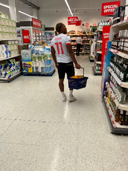 📸 | Adama Traoré haalt boodschappen in EIGEN wedstrijdshirt: 'Wat een legend'