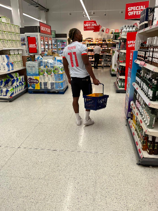 📸 | Adama Traoré haalt boodschappen in EIGEN wedstrijdshirt: 'Wat een legend'