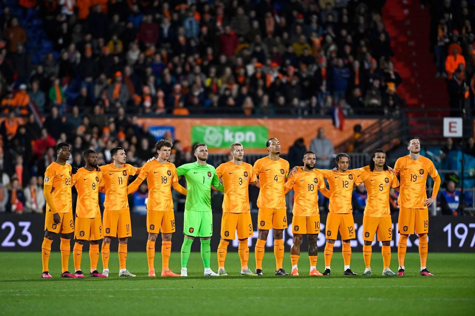 😢 | RIP: Prachtig! Kippenvel In De Kuip Bij Minuut Stilte Voor Thijs ...