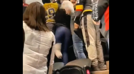 🎥 | Vrouw trekt beenprothese uit om te vechten bij ijshockeywedstrijd