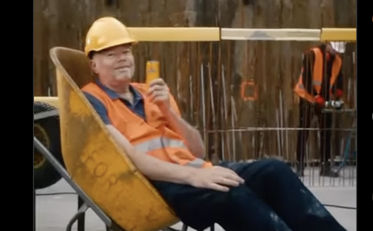 🎥 | Raymond van Barneveld als bouwvakker aan de slag in Chocomel-reclame