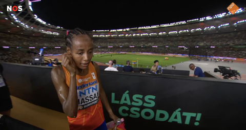 Bebloede Sifan Hassan dacht dat ze werd geduwd: 'Kan er niks aan doen, dat is de sport'