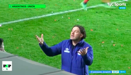🎥 | Argentinos Juniors-coach Milito vraagt fan TIJDENS duel om raad (en krijgt het)