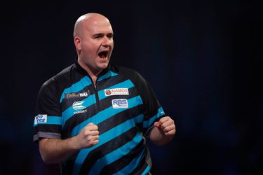 Rob Cross moet tot het uiterste gaan op WK darts, maar wint partij met hoogst mogelijke finish