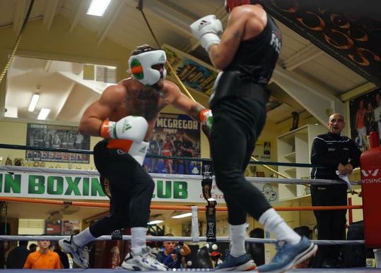 MMA-vechter Conor McGregor op de weg terug: 1e sparringsessie sinds horrorblessure