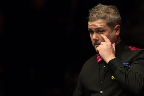 Snookerspeler Robert Milkins maakt bijnaam Milkman niet waar, zuipt zich lam en moet maag laten leegpompen