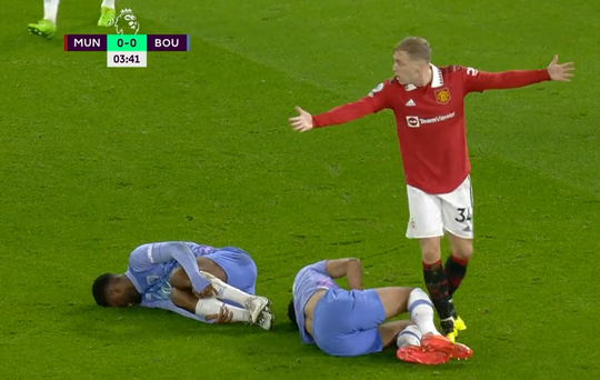 🎥 | Donny van de Beek laat zich gelijk zien: 2 man neer met 1 gruwelijke tackle
