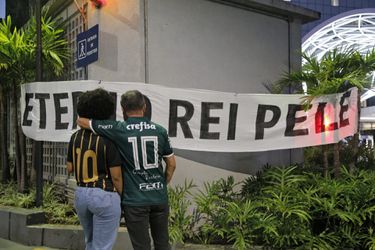 Braziliaanse voetbalfans rouwen bij ziekenhuis waar legende Pelé overleed
