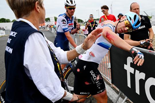Danny van Poppel over valpartijen in Tour: 'Jasper Philipsen weet soms niet helemaal wat hij doet'