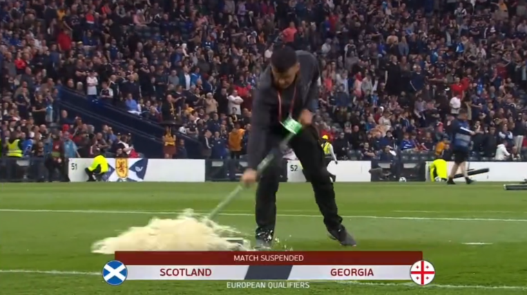 🎥🌧️ | Hondenweer in Glasgow: Schotland - Georgië stilgelegd