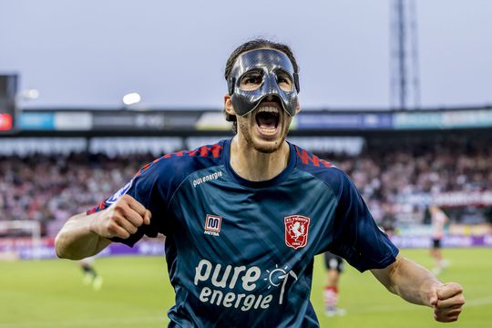 Twente speelt door zeldzame flater Nick Olij in slotfase gelijk bij Sparta
