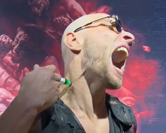 🎥 | Wat een gestoorde! MMA-vechter zet injectienaald in zijn nek tijdens face-off