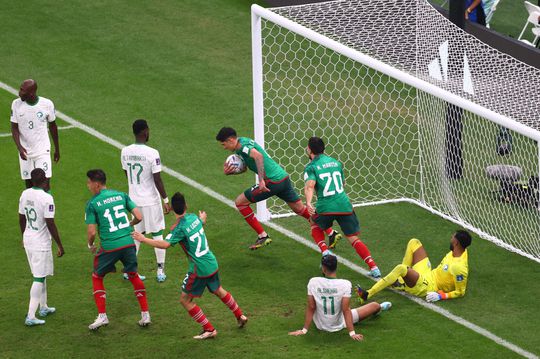 Mexicanen winnen huilend van Saudi-Arabië terwijl Polen lachend verliezen