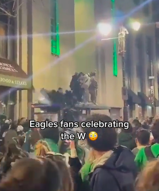 🎥 | Check! Meerdere Eagles-fans gewond bij Super Bowl-feest nadat bushokje instort