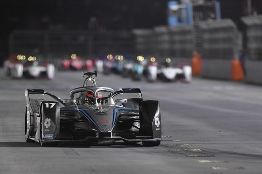 🎥 | Nyck de Vries haalt nu wél podium op Formule E in London, Frijns top 10