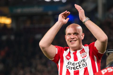 Michael van Gerwen gaat darten tegen PSV-spelers en misschien jou