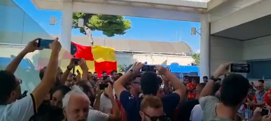 🎥 | Honderden zingende Romanisti wachten bij de airport op Georginio Wijnaldum