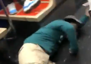 🎥 | Slaap lekker! Licht gaat uit bij dronken Philly Eagles-fan na mep in metro
