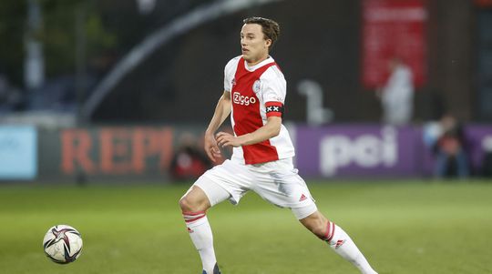 Ajax lost verdedigingsprobleem op met basisdebutant Youri Regeer
