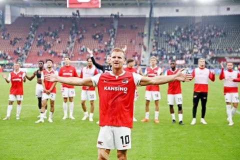 Op welke zender kijk je live naar AZ in de Conference League?