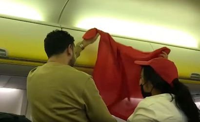 🎥 | Marokkanen juichen in vliegtuig bij omroepen van winst Marokko door piloot