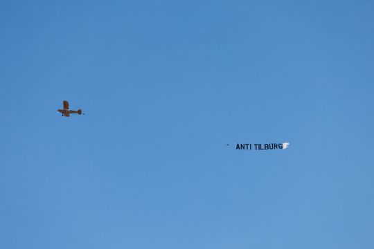 Tóch een fan bij Willem II-NAC: vliegtuigje boven stadion met 'Anti Tilburg'-spandoek