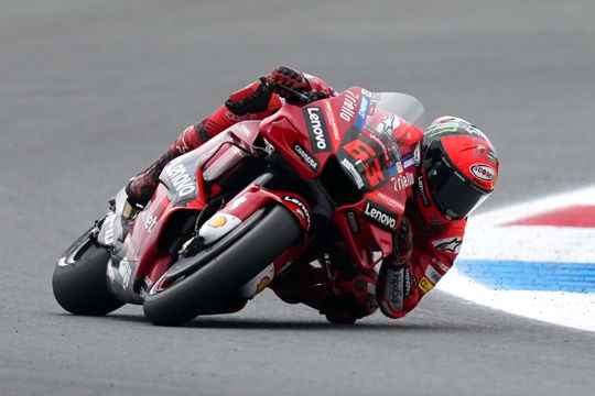 🎥​ | MotoGP-coureur Francesco Bagnaia wint de Assen TT