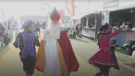 🎥  | Chaos en veel bekijks: Sinterklaas brengt bezoek aan Oranjefans in containerkamp Qatar