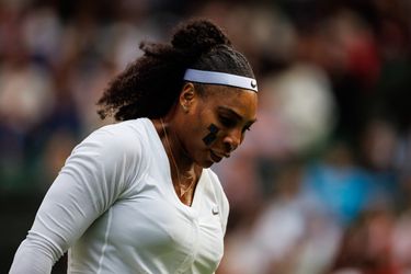 Dit is de reden dat Serena Williams met twee pleisters op haar gezicht speelt
