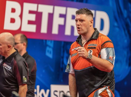 Daryl Gurney stunt op World Matchplay met winst op Rob Cross na verlenging