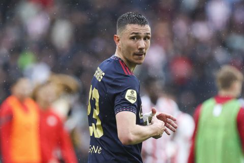 Ajax en Steven Berghuis reageren op klap aan Twente-fan: 'Hij heeft een boete gekregen'