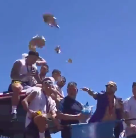 🎥 | 'Plata, patron Papu!' Wereldkampioen Gómez gooit pesos naar feestende menigte