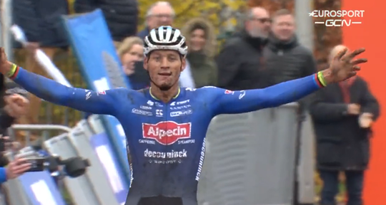🎥 | Mathieu van der Poel is terug! 1e bij de Vestingcross, Puck Pieterse pakt wederom crosswinst