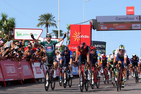 Onverslaanbare Kaden Groves pakt 2e etappewinst: Remco Evenepoel pakt seconden in Vuelta