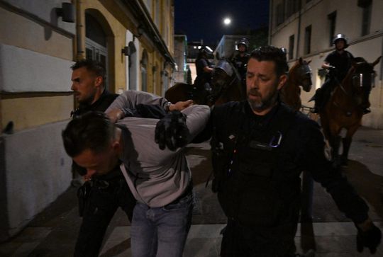 Rellende Feyenoorders gearresteerd in Marseille: 'er werden projectielen naar politieagenten gegooid'