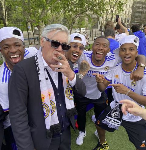📸​ | Opperbaas Ancelotti geniet van welverdiende sigaar: enige coach met titels in 5 topcompetities
