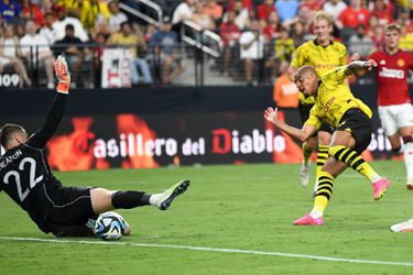 Blikvanger Donyell Malen belangrijk voor Dortmund in oefenzege op Man United