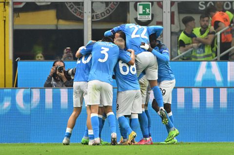 Scudettoverrassing in de maak? Napoli blijft aan kop Serie A na overwinning in topper bij AC Milan