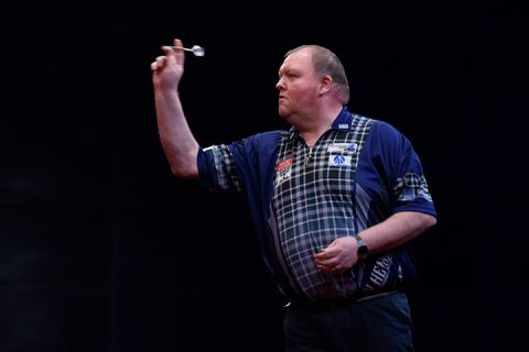 Danny van Trijp geeft John Henderson dartsles op German Darts Open