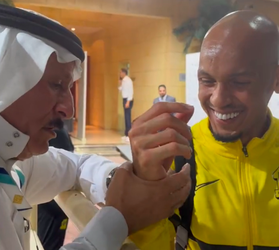 🎥 | Saoedische schenking: Fabinho krijgt horloge, en laat de klok METEEN vallen