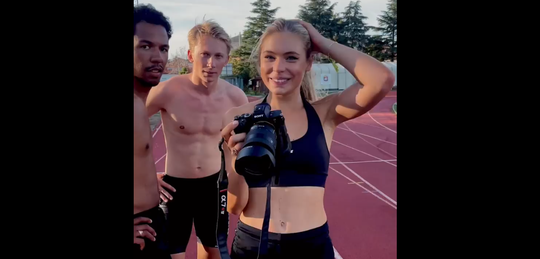 🎥​ | Jutta Leerdam zet 3 halfnaakte mannen op de foto